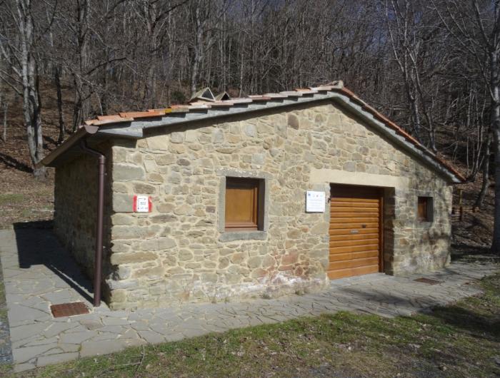 Bivacco Ca' di Fino, sempre aperto, su sentiero 502 - Vecchie Vie escursioni trekking casentino Arezzo