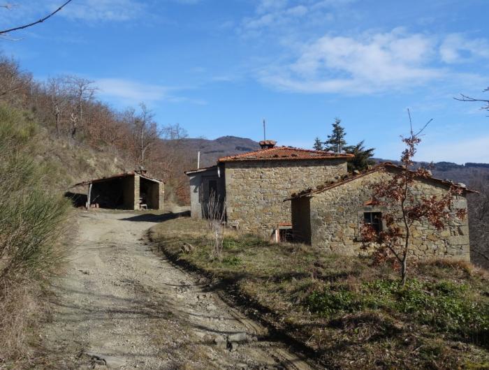  Case isolate di Monticelli, sul sentiero 01